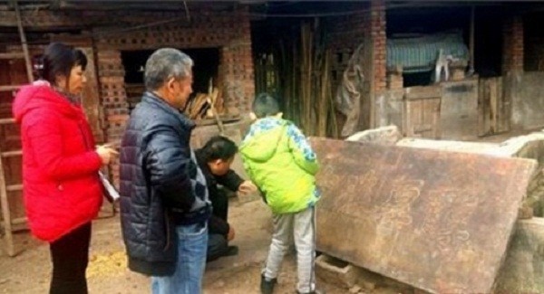 Ngã ngửa vì nông dân dùng cổ vật trăm năm làm... thớt băm rau ảnh 1