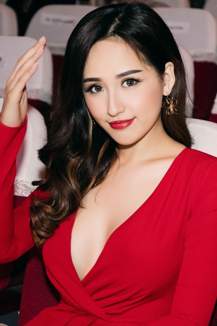 Mai Phương Thúy tái xuất khoe vòng 1 nóng bỏng ảnh 3
