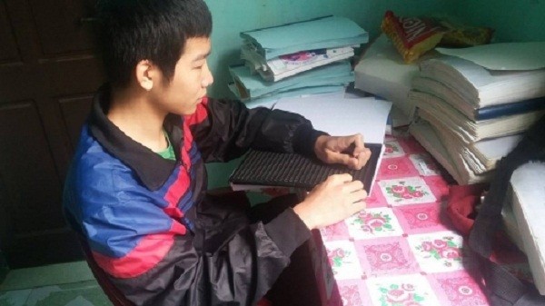 Khâm phục cậu học trò mù và nghị lực đến trường với chữ Braille ảnh 3