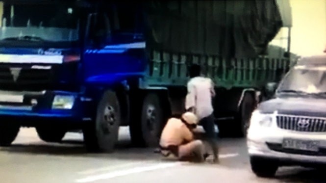 Bắt giữ nam thanh niên rút dao đâm bạn gái sau khi bị CSGT giữ xe ảnh 1