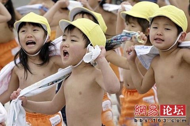 Tại sao rét 2 độ C, trẻ em Nhật Bản vẫn mặc quần đùi đi học? ảnh 3