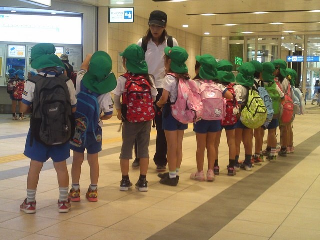 Tại sao rét 2 độ C, trẻ em Nhật Bản vẫn mặc quần đùi đi học? ảnh 2