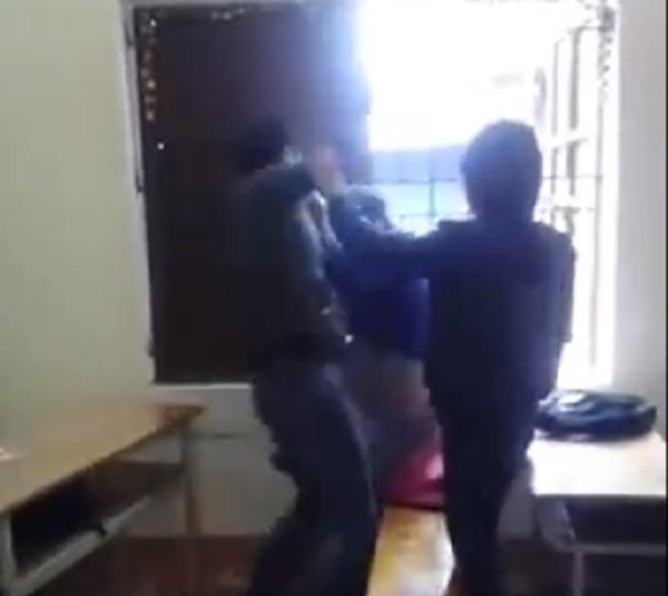 Bức xúc thanh niên đánh liên tiếp bạn gái vì nghi trộm điện thoại ảnh 3