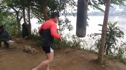 Hà Nội: Choáng với cảnh 'tắm tiên' giữa trời rét kỷ lục 6 độ C ảnh 2