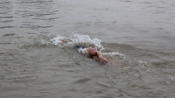 Hà Nội: Choáng với cảnh 'tắm tiên' giữa trời rét kỷ lục 6 độ C ảnh 3