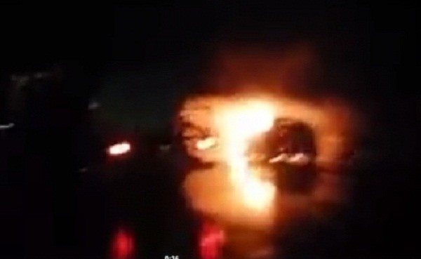 Xe ô tô 4 chỗ bất ngờ bốc cháy trên cao tốc Nội Bài - Lào Cai ảnh 1