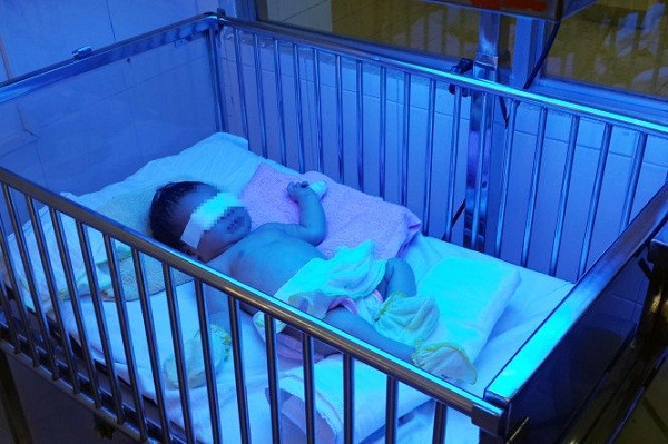 Bé sơ sinh bị mẹ ruột cắn đứt ngón tay do mê tín? ảnh 1