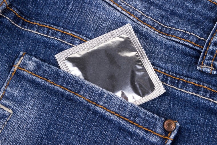Chiếc túi nhỏ trên quần bò có phải để đựng bao cao su? ảnh 1