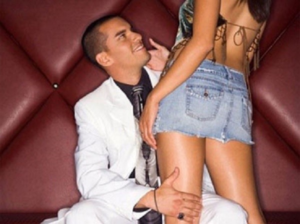 Bí mật kinh hoàng sau vết cắn lạ nơi ngực chồng ảnh 1