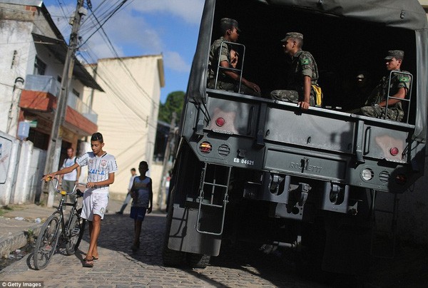 Những bức ảnh khiến bạn ám ảnh về dịch bệnh 'Zika đầu nhỏ' ảnh 7