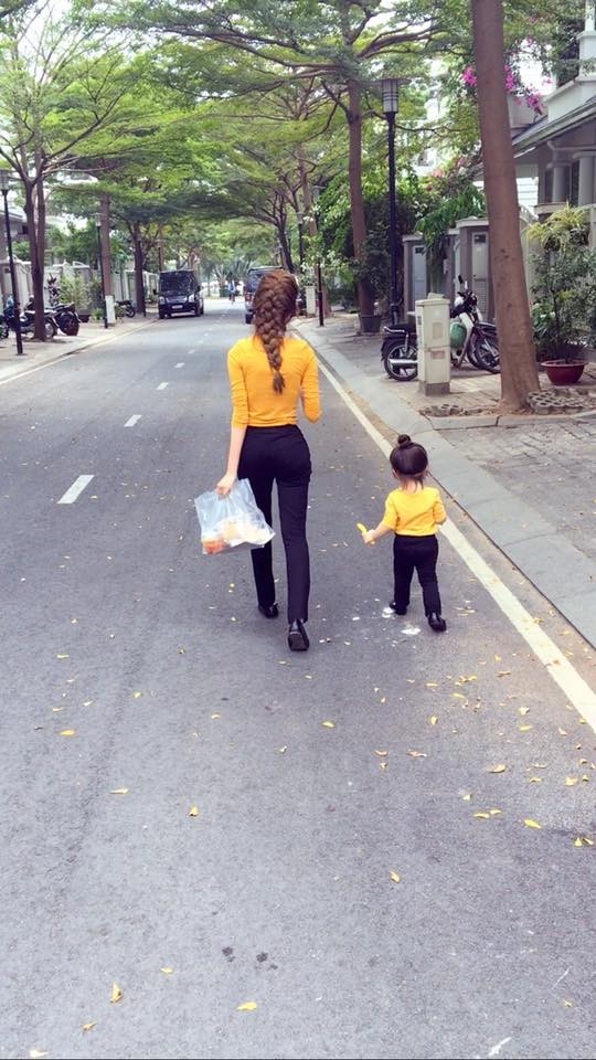 Fan thích thú với một ngày bận rộn của Elly Trần bên hai con ảnh 1