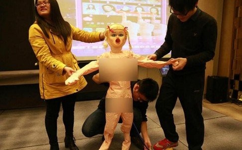 Công ty thưởng Tết cho nhân viên nam bằng búp bê tình dục ảnh 1
