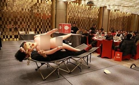 Công ty thưởng Tết cho nhân viên nam bằng búp bê tình dục ảnh 2