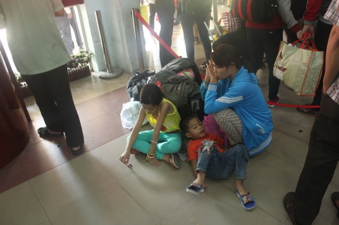 Khách đi tàu òa khóc vì không về được quê ăn tết ảnh 2