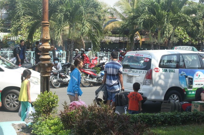 Khách đi tàu òa khóc vì không về được quê ăn tết ảnh 3