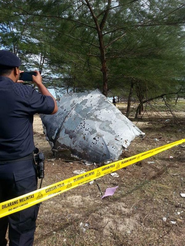 Vật thể lạ trôi dạt vào Malaysia nghi của MH370 ảnh 3