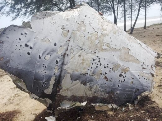 Vật thể lạ trôi dạt vào Malaysia nghi của MH370 ảnh 1