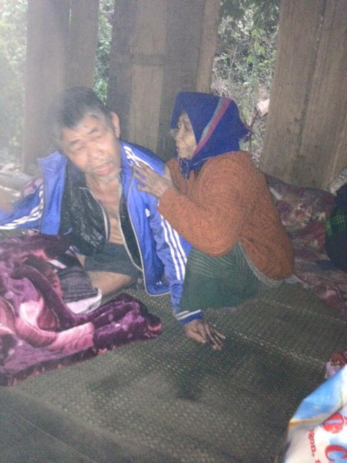 Rơi nước mắt cảnh 2 cụ già lạnh co ro trong ngôi nhà mục nát ảnh 2