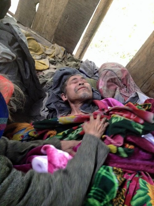 Rơi nước mắt cảnh 2 cụ già lạnh co ro trong ngôi nhà mục nát ảnh 3