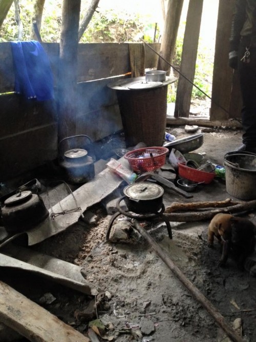 Rơi nước mắt cảnh 2 cụ già lạnh co ro trong ngôi nhà mục nát ảnh 4