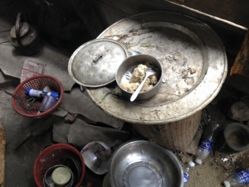 Rơi nước mắt cảnh 2 cụ già lạnh co ro trong ngôi nhà mục nát ảnh 5