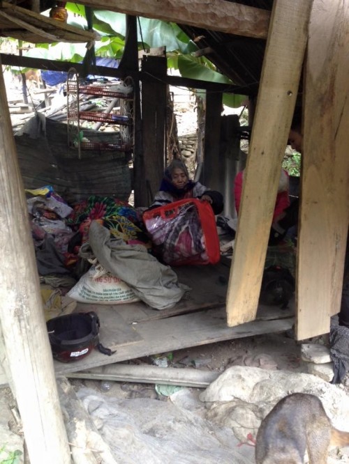 Rơi nước mắt cảnh 2 cụ già lạnh co ro trong ngôi nhà mục nát ảnh 7