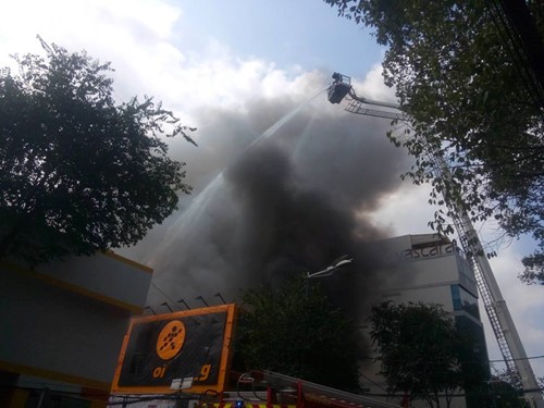 TP.HCM: Cháy lớn ở gara ô tô, hàng chục xe sang bị thiêu rụi ảnh 1