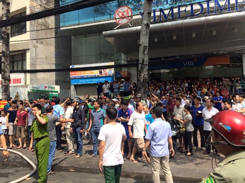 TP.HCM: Cháy lớn ở gara ô tô, hàng chục xe sang bị thiêu rụi ảnh 2