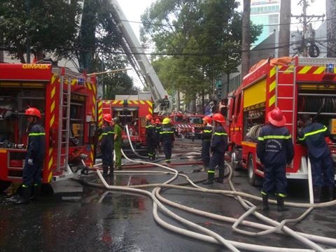 TP.HCM: Cháy lớn ở gara ô tô, hàng chục xe sang bị thiêu rụi ảnh 3