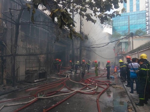 TP.HCM: Cháy lớn ở gara ô tô, hàng chục xe sang bị thiêu rụi ảnh 4