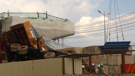 Sập cần cẩu thi công tuyến metro TP.HCM ảnh 1