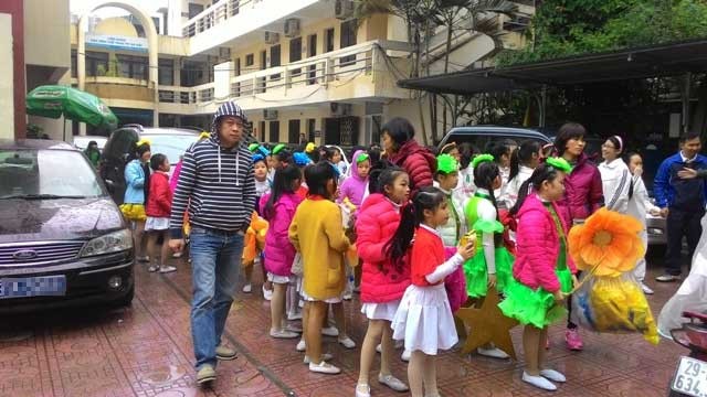 Cha mẹ bức xúc cảnh con em đội mưa chờ diễu hành ảnh 2