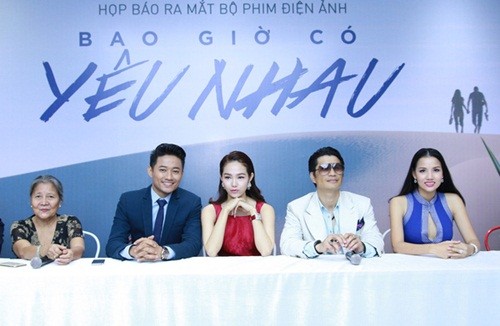 Qúy Bình tình tứ ôm eo Minh Hằng bỏ qua tin đồn 'phim giả tình thật' ảnh 1