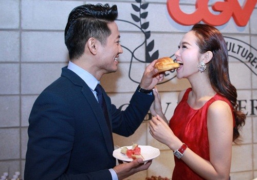 Qúy Bình tình tứ ôm eo Minh Hằng bỏ qua tin đồn 'phim giả tình thật' ảnh 4