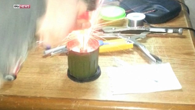 IS tung video hướng dẫn công nghệ chế tạo xe đánh bom cực nguy hiểm ảnh 6