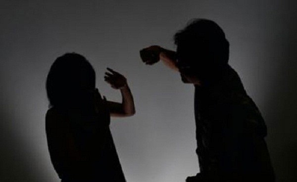 Bi kịch nhà giàu: Vợ cờ bạc, con treo cổ tự tử, chồng phát điên ảnh 1