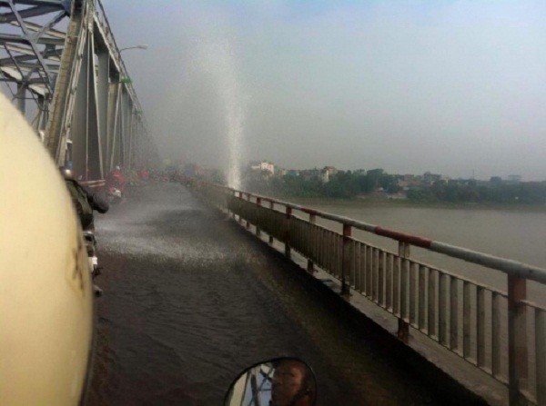 Mặc áo mưa giữa trời nắng để qua cầu Chương Dương ảnh 2