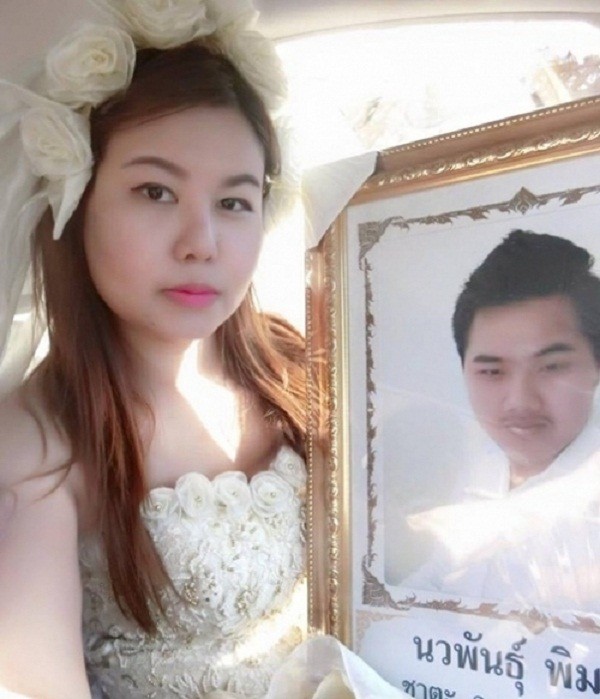 Rơi nước mắt cô gái trẻ mặc áo cưới trong đám tang người yêu ảnh 2