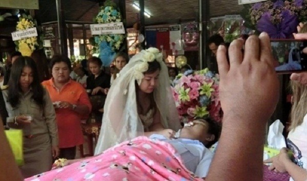 Rơi nước mắt cô gái trẻ mặc áo cưới trong đám tang người yêu ảnh 4