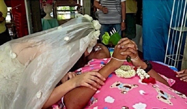 Rơi nước mắt cô gái trẻ mặc áo cưới trong đám tang người yêu ảnh 5