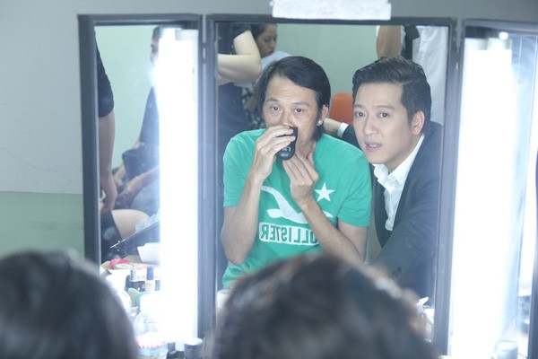 Hoài Linh phờ phạc cạo râu trong hậu trường "Ơn giời" ảnh 1