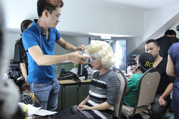 Hoài Linh phờ phạc cạo râu trong hậu trường "Ơn giời" ảnh 4