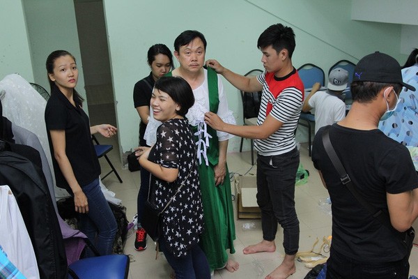 Hoài Linh phờ phạc cạo râu trong hậu trường "Ơn giời" ảnh 8