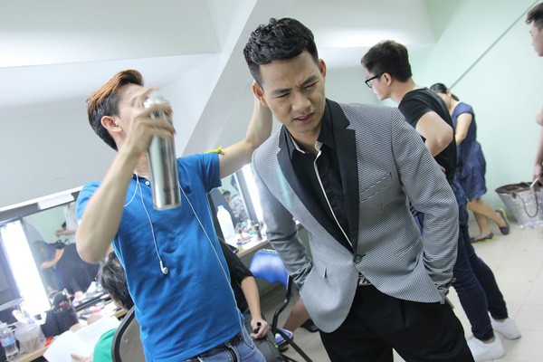 Hoài Linh phờ phạc cạo râu trong hậu trường "Ơn giời" ảnh 22