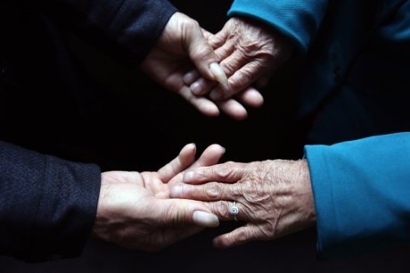 Vợ chồng già được người giấu mặt tặng nhẫn kim cương giá 70 triệu ảnh 3