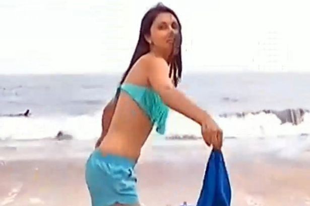 Hi hữu sự cố nữ MC xinh đẹp bị tụt bikini trên sóng trực tiếp ảnh 1