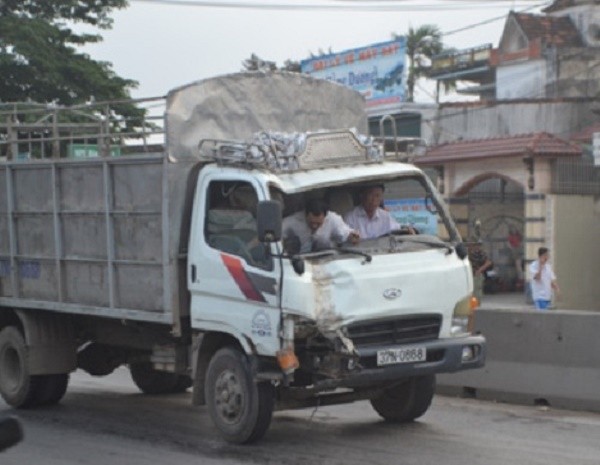 Xe tải mất lái đâm văng 2 người, húc đổ sập tường người dân ảnh 1