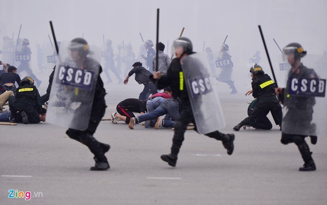 Tình huống thực binh chống bạo động bảo vệ Đại hội Đảng ảnh 9