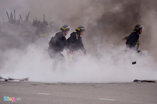 Tình huống thực binh chống bạo động bảo vệ Đại hội Đảng ảnh 14