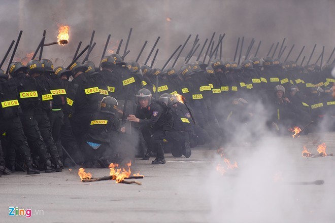 Tình huống thực binh chống bạo động bảo vệ Đại hội Đảng ảnh 13
